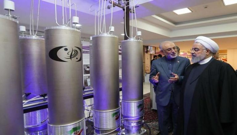 الرئيس الإيراني حسن روحاني خلال تفقد أحد المنشآت النووية