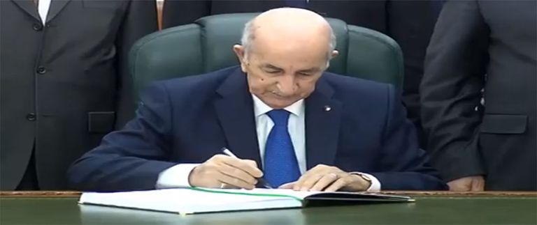 لحظة توقيع الرئيس الجزائري على موازنة 2021 لحظة توقيع الرئيس الجزائري على التعديلات الدستورية وموازنة 2021