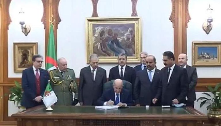 لحظة توقيع الرئيس الجزائري على التعديلات الدستورية وموازنة 2021