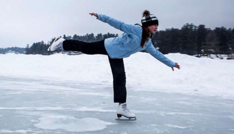 فتاة تتزلج على الجليد - أرشيفية