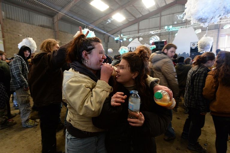 الشرطة الفرنسية تولت فص الحفل بعد استمراره يومين