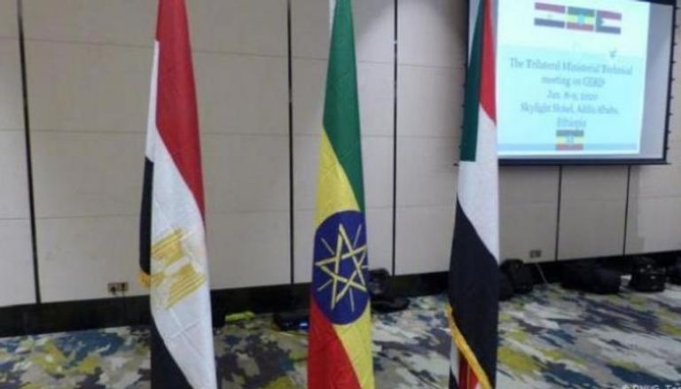 أعلام الدول الثلاث المشاركة في مفاوضات سد النهضة السودان وإثيوبيا ومصر