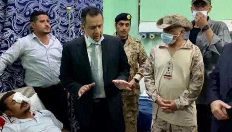 رئيس الحكومة اليمنية خلال زيارة أحد المصابين بهجوم عدن الإرهابي