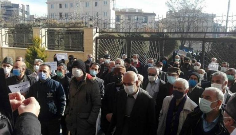 موجة احتجاجات معيشية واسعة في إيران