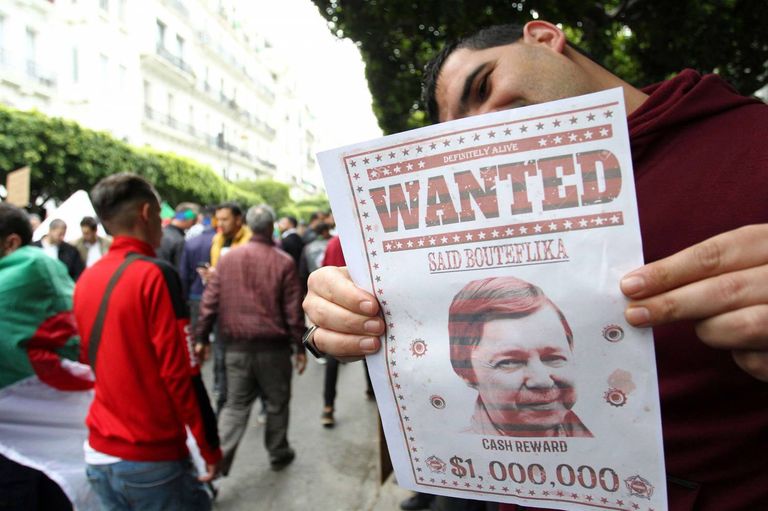 من لافتات الحراك الشعبي بالجزائر التي طالبت بمحاكمة شقيق بوتفليقة في 2019 الرئيس الجزائري السابق عبد العزيز بوتفليقة وشقيقه المثير للجدل - أرشيفية