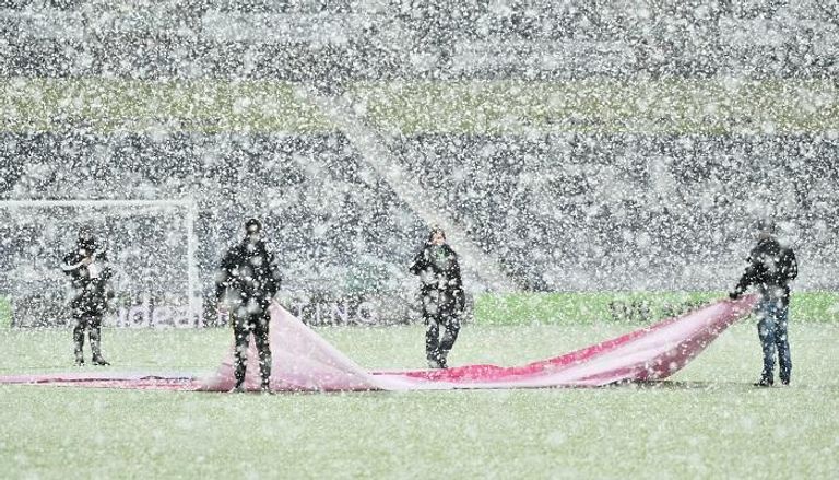 الثلج يسيطر على مباراة وست بروميتش ضد أرسنال 