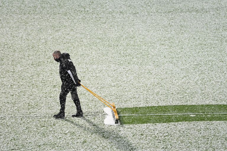 الثلج يسيطر على مباراة وست بروميتش ضد أرسنال