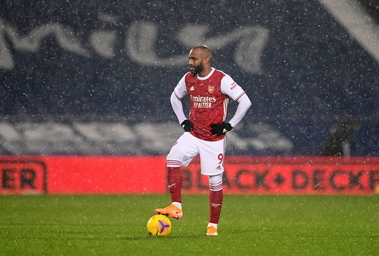 الثلج يسيطر على مباراة وست بروميتش ضد أرسنال