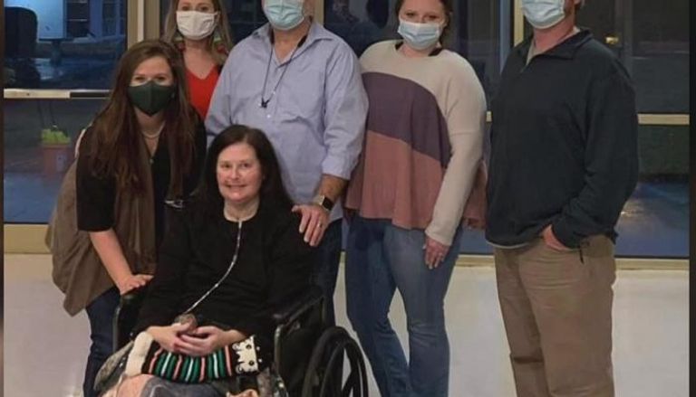 المريضة المعجزة ليزا مارتن مع عائلتها 