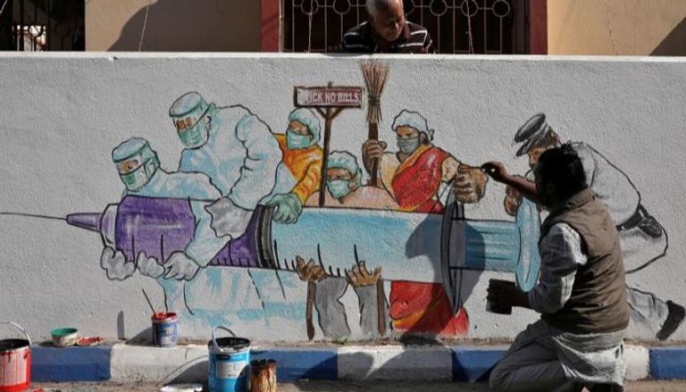 هنديا يرسم لوحة للحث على التطعيم بلقاح كورونا