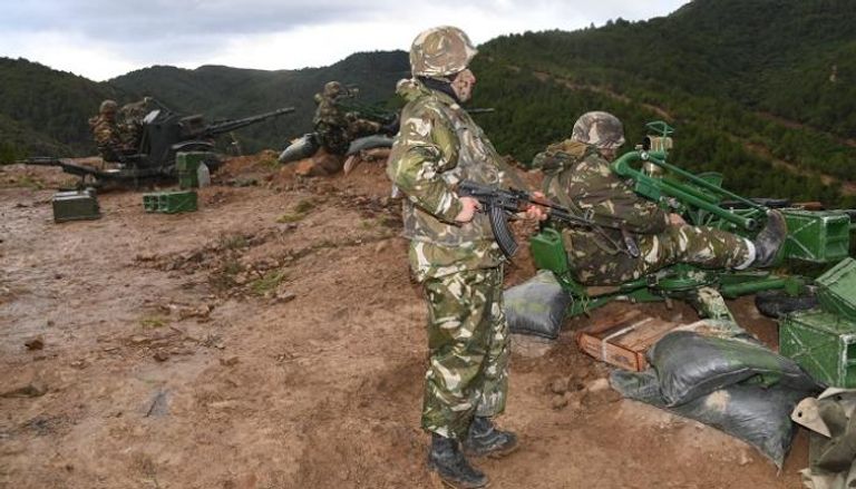 جانب من العملية العسكرية للجيش الجزائري ضد الإرهابيين بجبال تيبازة