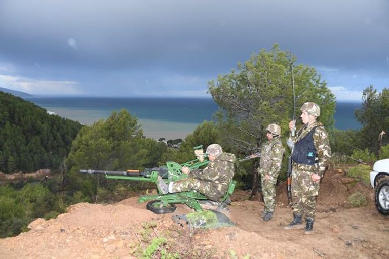 جانب من العملية العسكرية للجيش الجزائري ضد الإرهابيين بجبال تيبازة جانب من العملية العسكرية للجيش الجزائري ضد الإرهابيين بجبال تيبازة