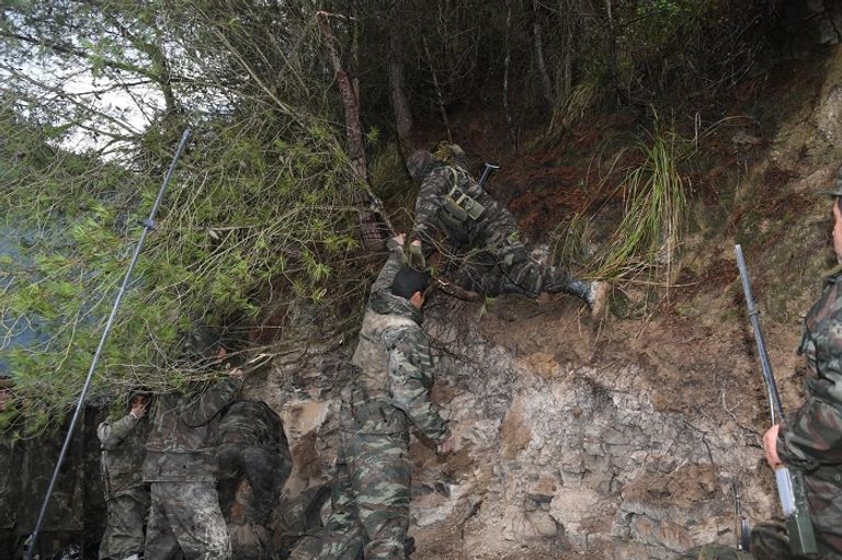 جانب من العملية العسكرية للجيش الجزائري ضد الإرهابيين بجبال تيبازة جانب من العملية العسكرية للجيش الجزائري ضد الإرهابيين بجبال تيبازة