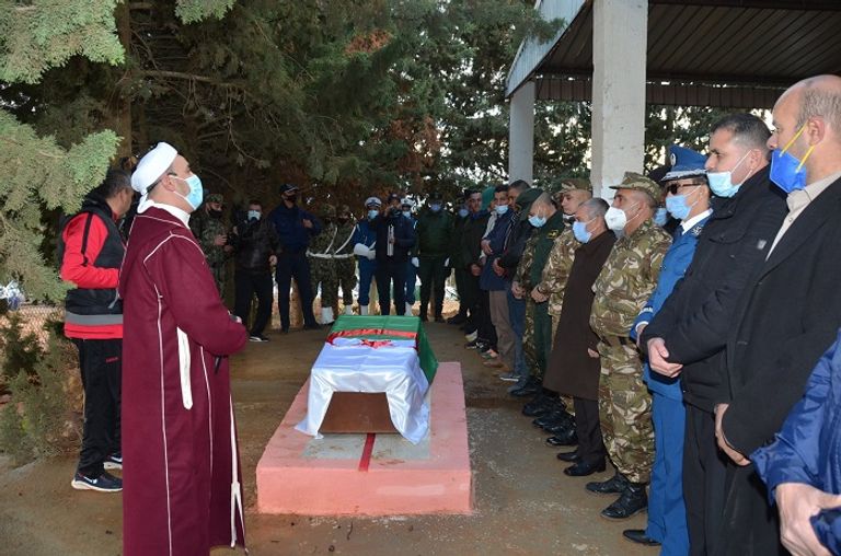 جنازة أحد ضباط الجيش الجزائري الذين استشهدوا في عملية تيبازة جانب من العملية العسكرية للجيش الجزائري ضد الإرهابيين بجبال تيبازة