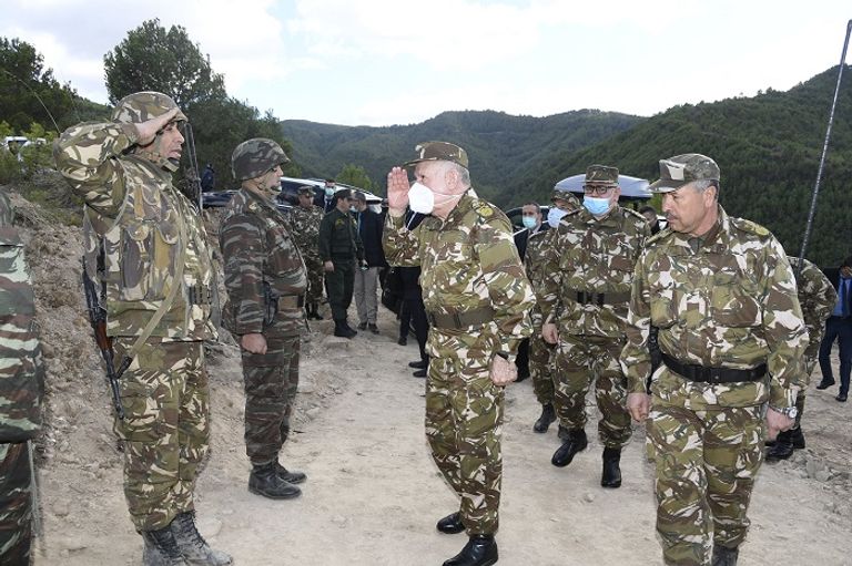 قائد الجيش الجزائري مع الجنود المشرفين على العملية العسكرية بتيبازة