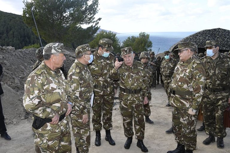 قائد الجيش الجزائري مع الجنود المشرفين على العملية العسكرية بتيبازة