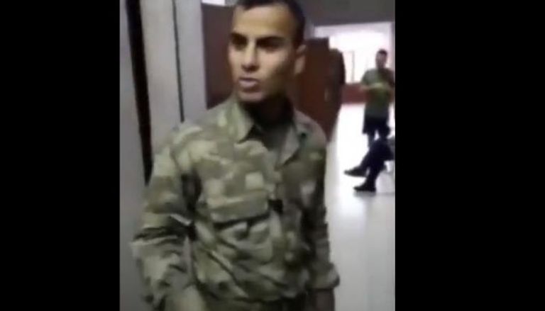 الجندي التركي الذي غنى بالكردية أردوغان يزيل اللغة الكردية من لافتات القرى