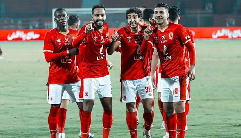 محمود كهربا مع عدد من لاعبي الأهلي المصري محمود كهربا نجم الأهلي المصري