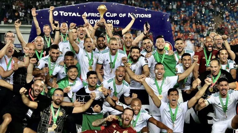 لحظة تتويج المنتخب الجزائري بكأس أمم أفريقيا 2019 جمال بلماضي مدرب منتخب الجزائر في نهائي كأس أمم أفريقيا 2019 - أرشيفية