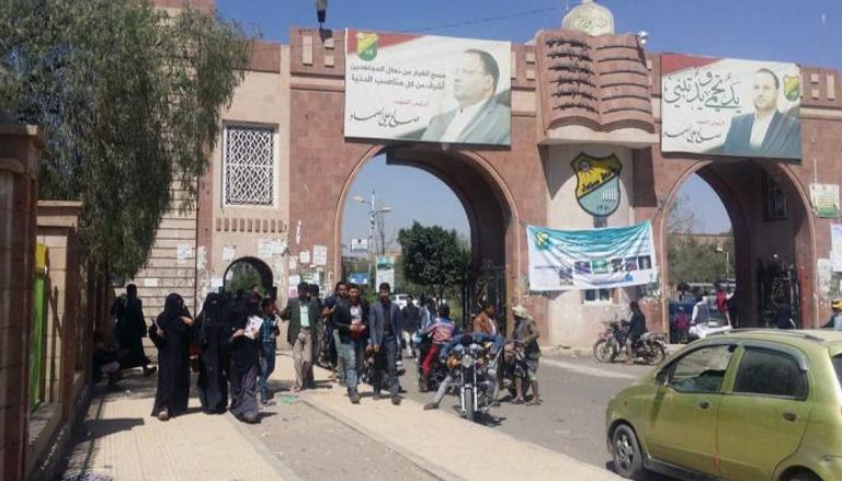 طلاب يمنيون أمام مدخل جامعة صنعاء 