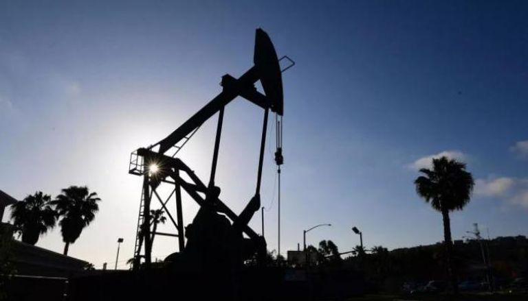 أسعار النفط تتراجع بدعم تمديد قيود الجائحة