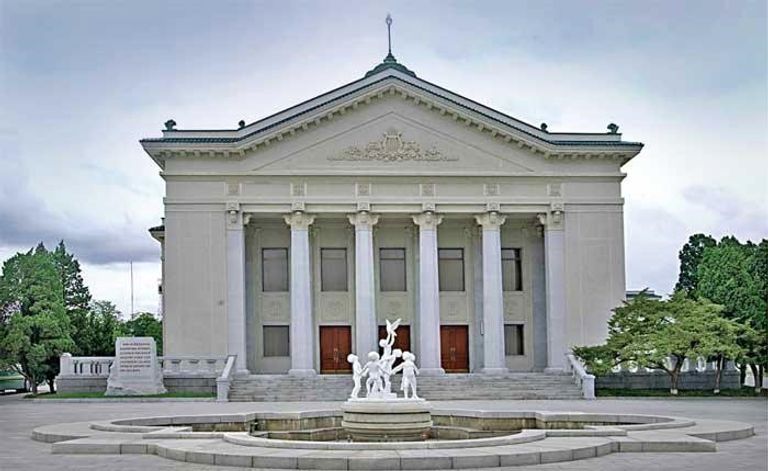 مسرح مورانبونغ في كوريا الشمالية نصب مانسو هيل الكبير من أشهر المعالم السياحية في كوريا الشمالية