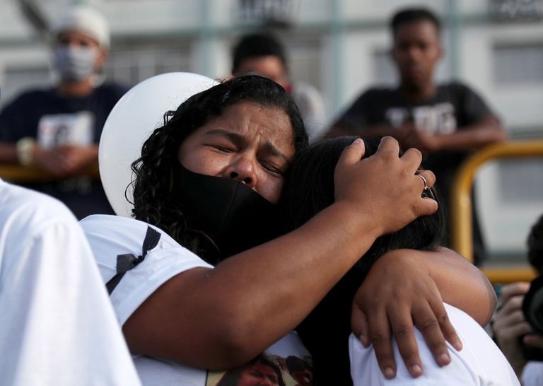 أشخاص يرتدون كمامات للوقاية من فيروس كورونا في اليابان