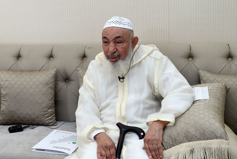 عبدالله بن بيه يتلقى لقاح كورونا