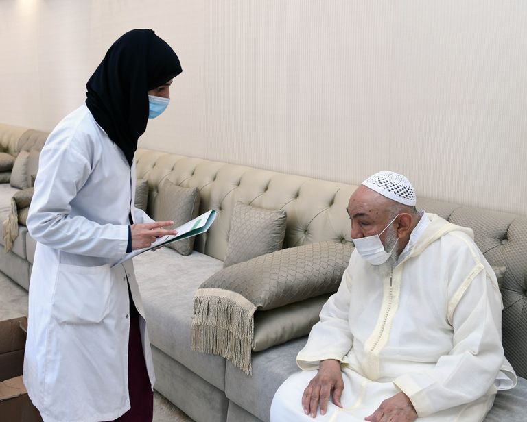 عبدالله بن بيه يتلقى لقاح كورونا