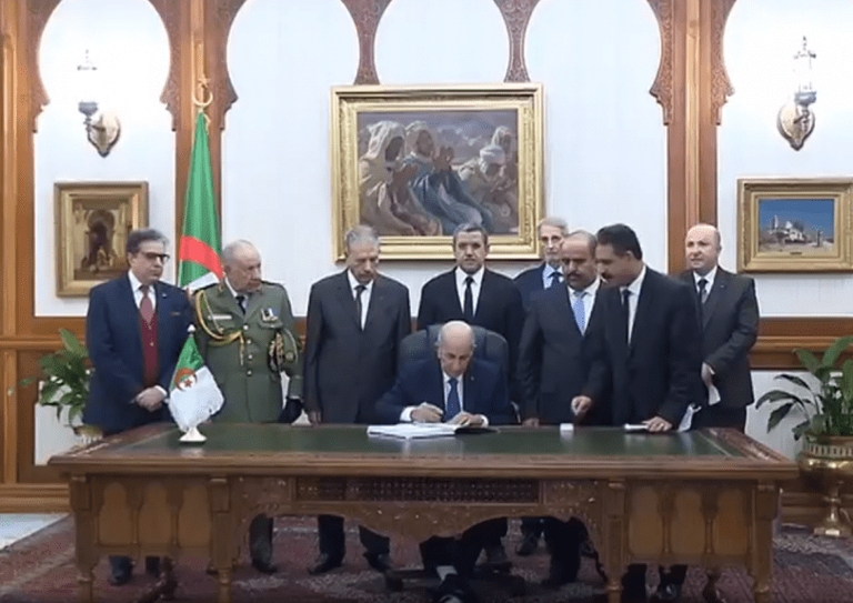 لحظة توقيع الرئيس الجزائري على التعديلات الدستورية وموازنة 2021 جانب من اجتماع المجلس الأعلى للأمن الجزائري برئاسة تبون