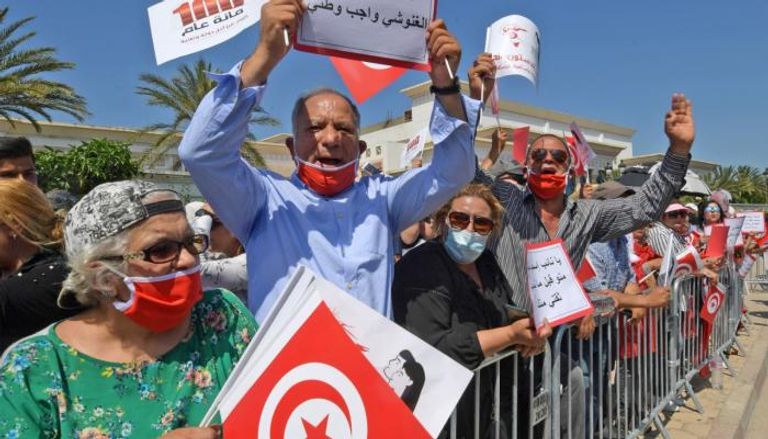 تونسيون يتظاهرون ضد سياسات الإخوان التخريبية 