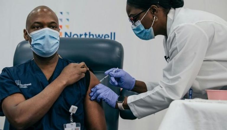 مسؤول قسم الطوارئ في أحد مستشفيات نيويورك يتلقى اللقاح ضد وباء كوفيد-19