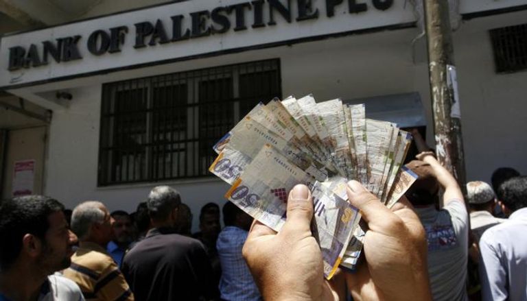 ازدحام أمام بنوك غزة لصرف الرواتب - أرشيفية