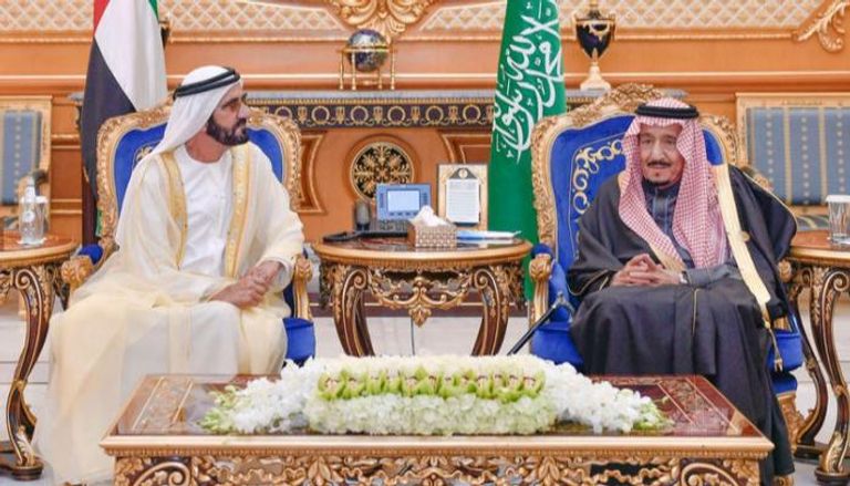 لقاء سابق بين الملك سلمان بن عبد العزيز والشيخ محمد بن راشد على هامش القمة الخليجية الـ40