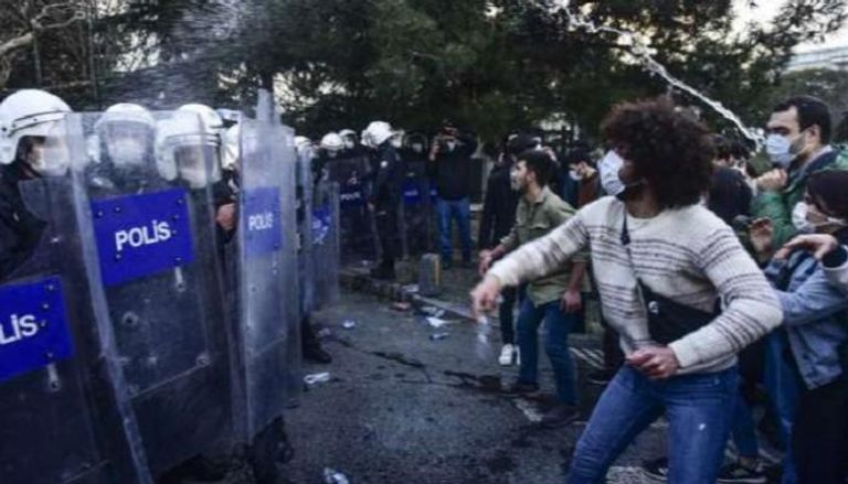 جانب من الاشتباكات بين الطلاب والشرطة التركية