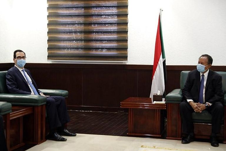 منوتشين لدى وصوله إلى مطار الخرطوم