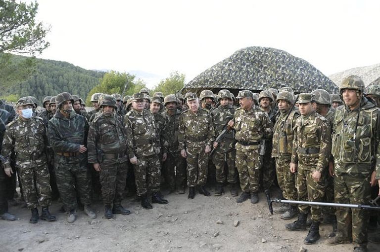 قائد الجيش الجزائري مع وحدة عسكرية في مرتفعات تيبازة عملية عسكرية للجيش الجزائري بمرتفعات تيبازة