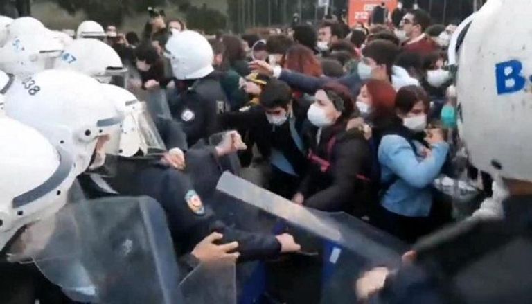 جانب من قمع الشرطة التركية للمظاهرات الطلابية ضد بولو