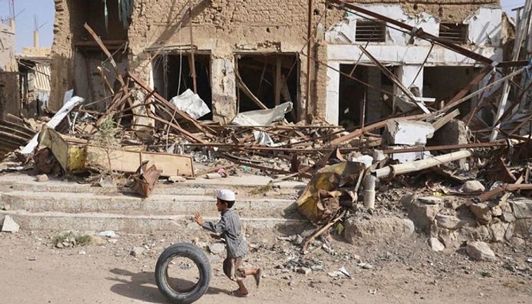 أطفال يمنيون على أنقاض منزل دمره الحوثيون بالحديدة