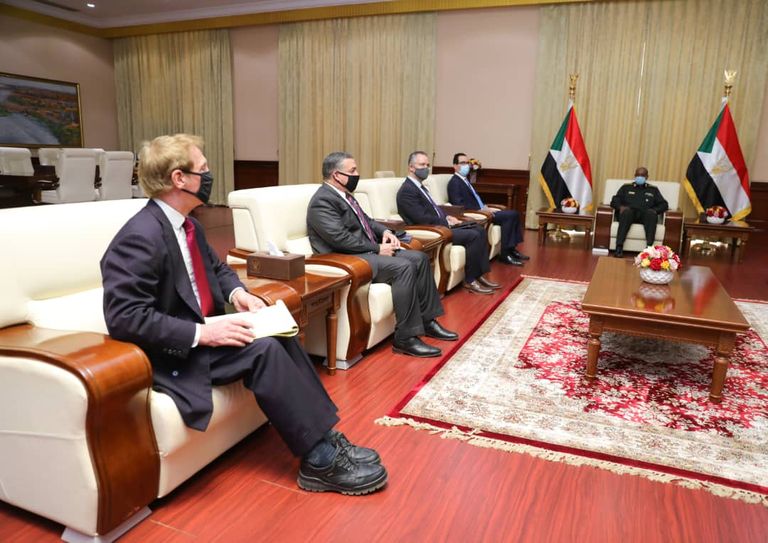 رئيس مجلس السيادة السوداني خلال لقاء وزير الخزانة الأمريكي 