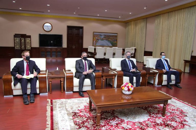 رئيس مجلس السيادة السوداني خلال لقاء وزير الخزانة الأمريكي 