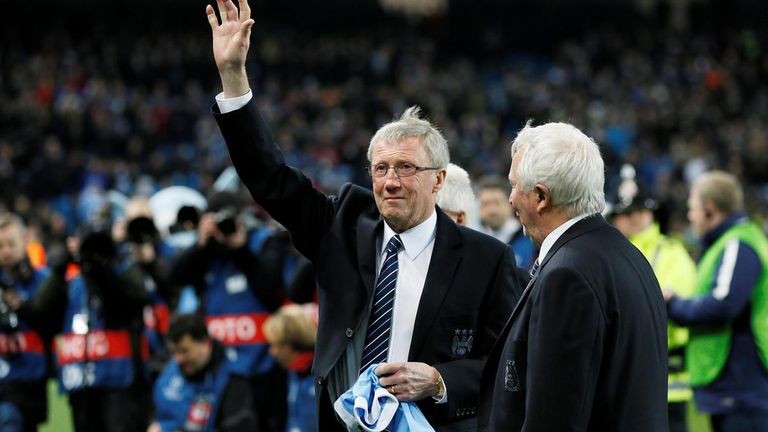 كولين بيل نجم مانشستر سيتي السابق كولين بيل نجم مانشستر سيتي السابق