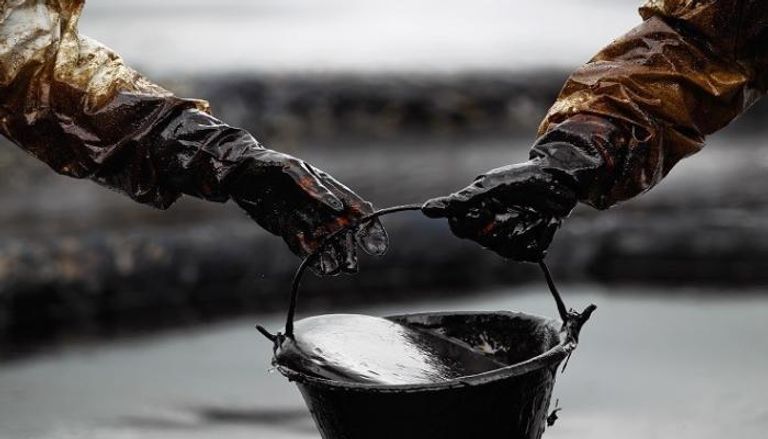 مخزونات الخام الأمريكية تتراجع 8 ملايين برميل والنفط يصعد