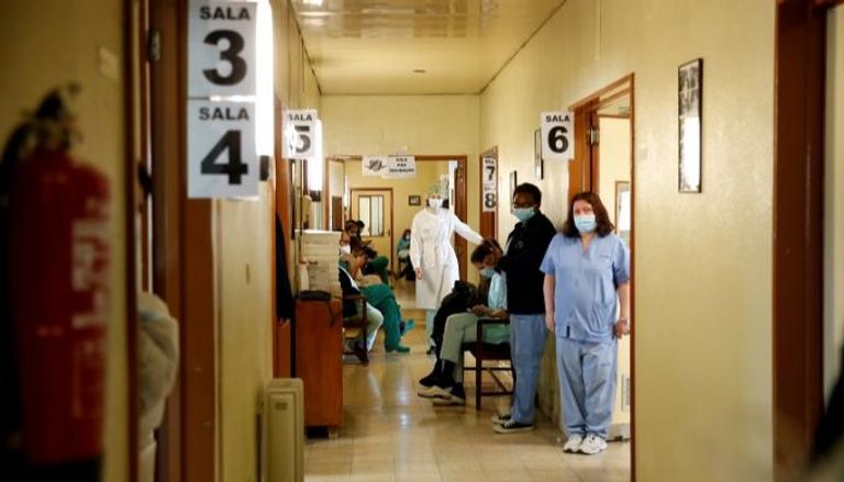 فريق طبي يتلقى لقاح فايزر في مستشفى بالعاصمة لشبونة