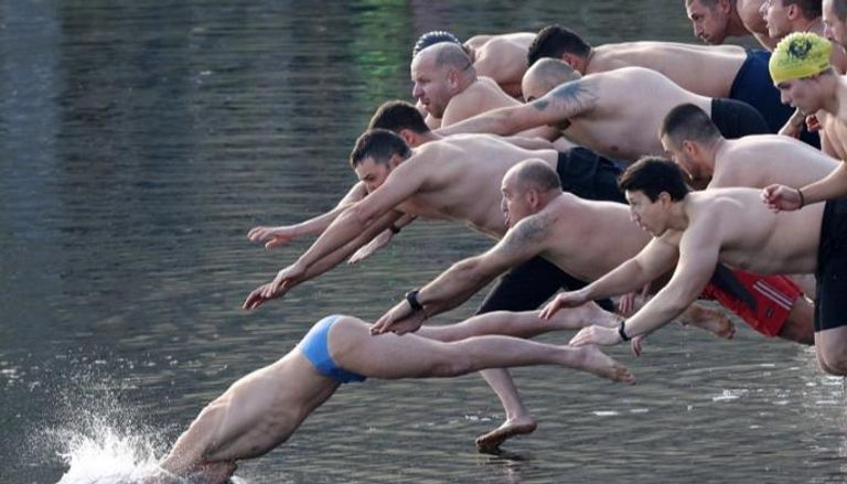 عشرات الرجال يقفزون إلى مياه نهر تندزا
