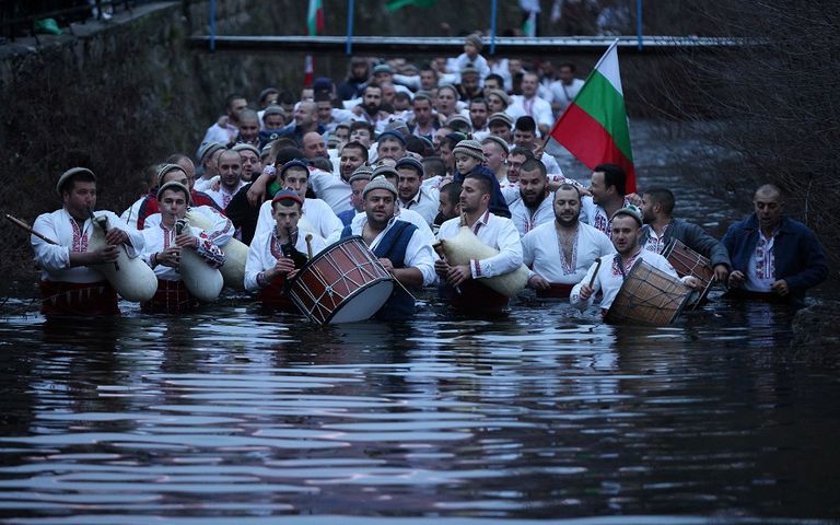 عشرات الرجال يقفزون إلى مياه نهر تندزا