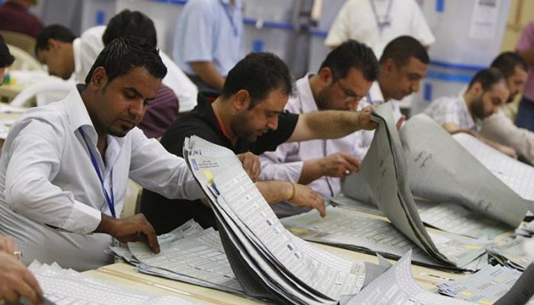 عمليات فرز الأصوات بمركز انتخابي ببغداد - أرشيفية)