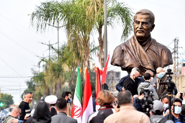 نصب للإرهابي الإيراني قاسم سليماني في لبنان