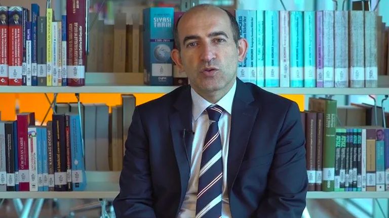 رئيس الجامعة المعين مليح بولو جانب من احتجاجات الطلاب بجامعة الشرق الأوسط التقنية