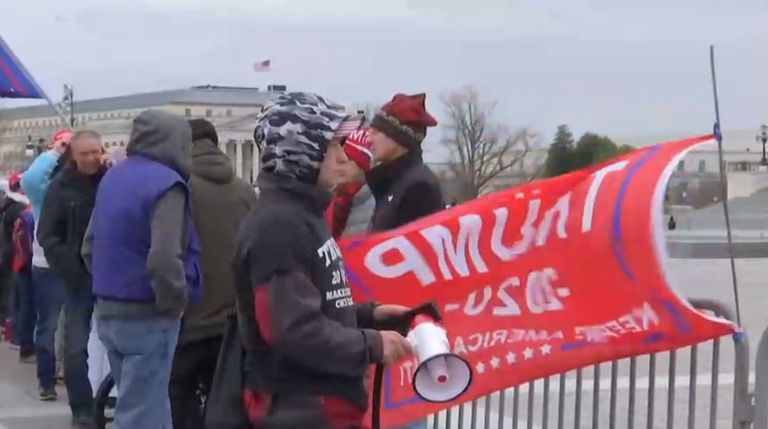 أنصار الرئيس الأمريكي دونالد ترامب ينظمون وقفة في محيط الكونجرس الرئيس الأمريكي دونالد ترامب ونائبه مايك بنس- أ ف ب